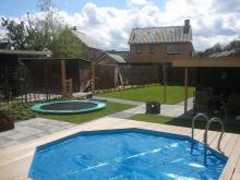 Resultaat tuin met verwarmd zwembad op zonne-energie 
