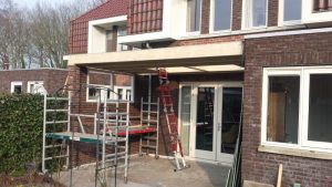 Veranda achter woning met gemetselde muur