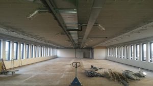 Eerste fase (strippen) voor de realisatie van appartementen in leegstaand kantoorgebouw