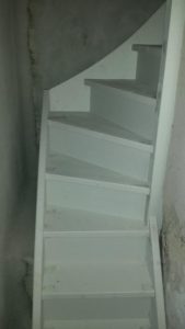 Vaste keldertrap vrij van de muur