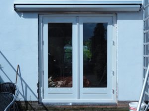 Kozijn met tuindeuren en getoogde bovendorpel