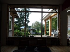 Veranda gemaakt met ronde Douglas palen rond 300 mm