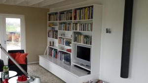 Televisiekast gecombineerd met boekenkast