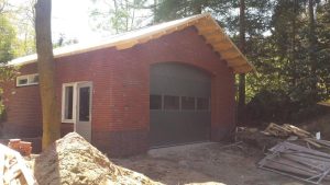 Gepotdekselde gevelbekleding met pannendak