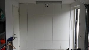 Garage voorzien van maatwerk kast met hang en leg