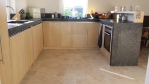 eikenhouten keuken met granieten werkblad