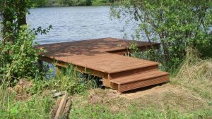 Vissteiger met hardhouten palen in het water