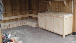 Grenen houten tuinkeuken onder veranda