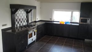 Massief eiken keuken met natuursteen aanrechtblad