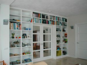 Kamer scheidende kastenwand met schuifdeuren